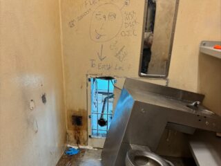 Tien gevangenen ontsnappen uit gevangenis en laten bericht achter: "Te makkelijk"