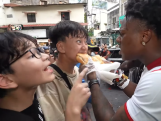 Fans IShowSpeed nemen hap van zijn Bánh mì tijdens livestream in Vietnam