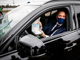 Hugo de Jonge gaat stemmen met verlopen paspoort, wordt naar huis gestuurd