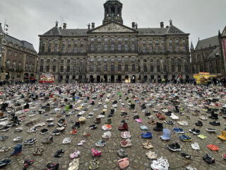 Tienduizend kinderschoenen neergezet op de Dam voor kinderslachtoffers in Gaza