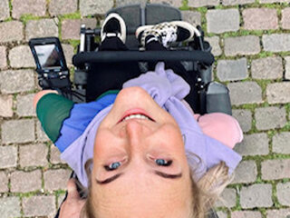 Niks stopt presentatrice Eva Eikhout (23) om haar dromen te halen, ook haar beperking niet