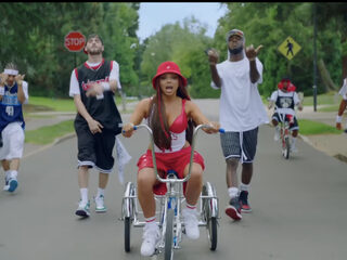 Jesy Nelson wordt beschuldigd van blackfishing, maar wat is dat eigenlijk?