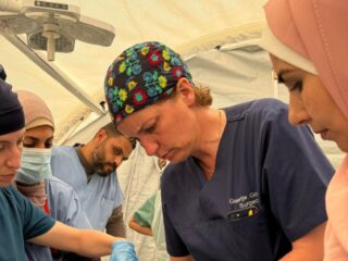 De Nederlandse Geertje Govaert is chirurg in Gaza: "Kinderen lachen terwijl de wereld in brand staat"