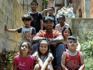Yino doet vrijwilligerswerk in Colombia: “Door deze kinderen te helpen ben ik mezelf aan het genezen"