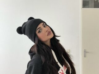 Nova (26) gaat viral op TikTok: "Mensen vinden mij sprekend op Kylie Jenner lijken"