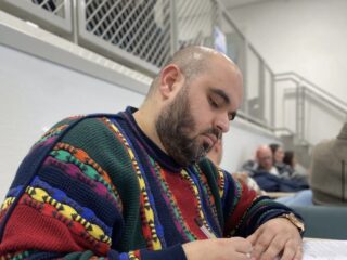 Spoken word-artiest Atta de Tolk over stemmen: "Zonder onze invloed gaat Nederland verloren"