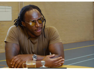 Politie wenst Oranje succes met plofkraak-track van Eves Laurent: “Knallen in Duitsland!”