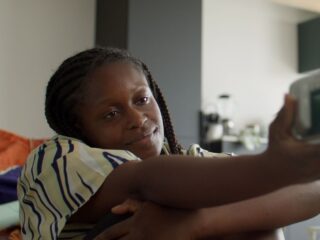 Laura (23) maakte een docu over haar moeders mysterieuze dood: "Ik was de laatste die het wist"