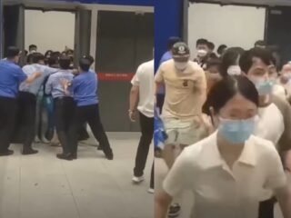 Duizenden mensen proberen IKEA Shanghai te ontvluchten na melding coronabesmetting