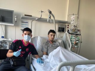 Ilias (17) vraagt mensen via TikTok om te bidden voor zijn beste vriend Nevi