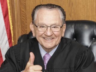 Het internet rouwt om dood van de Amerikaanse rechter Frank Caprio