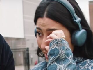 FunX' Mahi in tranen uit door emotionele video van ouders: "Waarom doe je dit nou?"