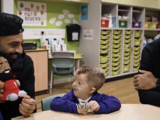 Virgil van Dijk en Mohamed Salah verrassen zesjarig jongetje: "Ondanks zijn aandoening blijft hij vechten"