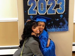 6-jarige dochter Cardi B tekent op tas van 60.000 dollar: "Kijk wat mijn dochter heeft gedaan"