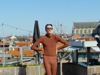 Mensen gaan stuk om imitatie van Maan door Bram Krikke: "Wat een icoon"