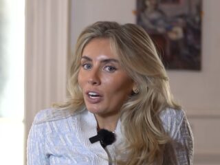 Pornoactrice Bonnie Blue krijgt stadionverbod Nottingham Forest omdat ze fans en spelers wilde 'verwennen'