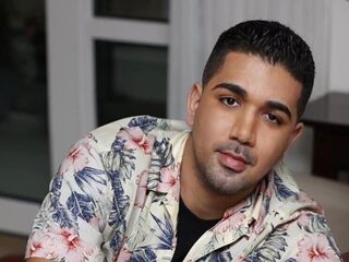 Ramin over zijn coming-out: "Waarom continu een masker ophouden?"