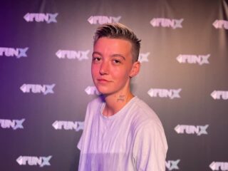 Carlijn (26) over de impact van homofobe scheldwoorden: "Het voelt alsof ik niet mezelf mag zijn"