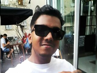 Arjun (22) was dakloos, maar is mede door muziek op het rechte pad gekomen