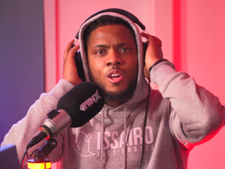 Issairo performt zijn nieuwe tune 'UIT DE MUD' in sessie