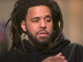 J. Cole: "Mijn moeder kwam erachter dat ik rookte toen ik zes was"