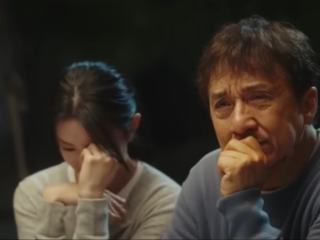 Video van emotionele Jackie Chan met 'dochter' gaat viral om verkeerde redenen