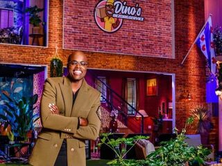 Jandino schittert als pakketbezorger in nieuw tv-programma 'Dino's Bezorgservice'