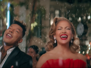 Jennifer Lopez brengt videoclip van kerstnummer met Stevie Mackey uit