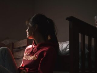 Jessie (21) is boos op beste vriendin: "Ze gaat stiekem met mijn ex"