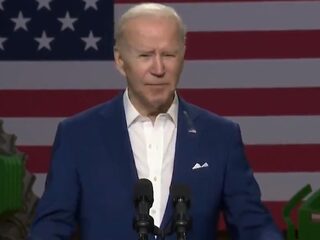 Vogel poept op Joe Biden tijdens zijn speech