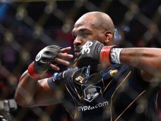 MMA-legende Jon Jones vernedert Ciryl Gane al na 124 tellen