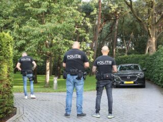 Politie en opsporingsdienst doen inval in woning Jumbo-topman