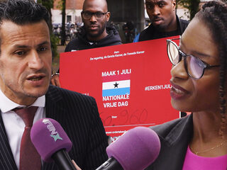FunX overhandigt petitie Keti Koti aan politici