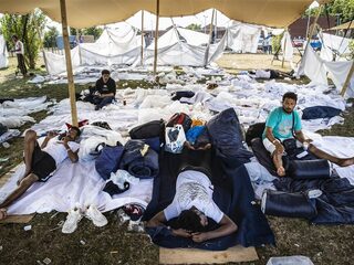 Kabinet wil azc Ter Apel ontlasten door tijdelijk aanmeldcentrum op kazerne