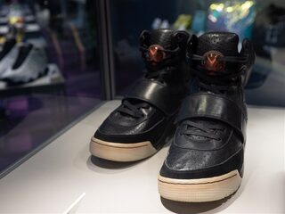 Door Kanye West gedragen Nike Air Yeezy 1's voor 1,5 miljoen geveild