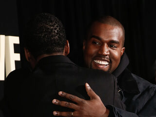 Kanye West draagt Sunday Service op aan families slachtoffers Astroworld