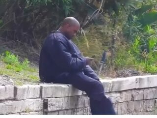 Ye eenzaam en alleen langs de weg gespot