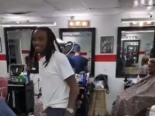 Kapper kickt klant uit stoel zodra Migos-rapper Quavo binnenloopt