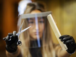 'Avondklok verlengd, middelbare scholen deels open, kappers weer aan de slag'