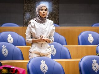 Twitter gaat los op outfit van Kamerlid Kauthar Bouchallikht