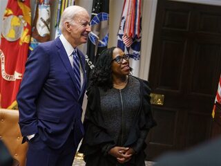 Ketanji Brown Jackson wordt allereerste zwarte vrouwelijke opperrechter in VS