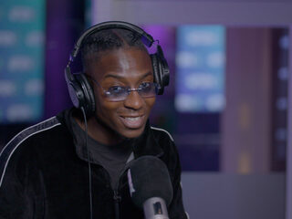 Kevcody brengt zomerse vibes naar de studio in sessie bij Yous!