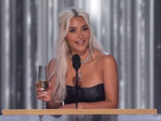 Awkward: Kim Kardashian hard uitgefloten op podium, weet zich geen houding te geven