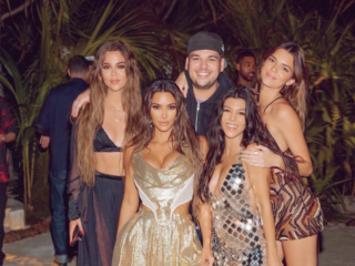 Kim Kardashians tweet over haar luxe verjaardagsfeest op privé-eiland wordt meme