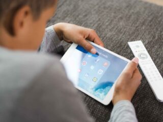 Kinderen meer dan ooit op scherm; gemiddeld 100 minuten per dag