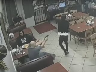 Klant schiet overvaller in restaurant dood