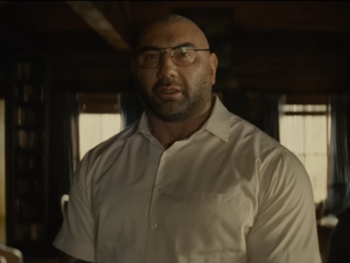 Dave Bautista gijzelt gezin in trailer van duistere horrorfilm 'Knock at the Cabin'