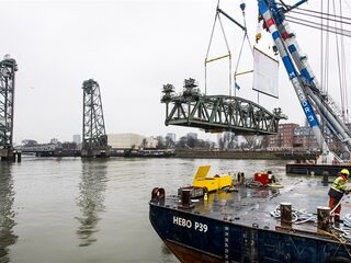 Rotterdamse brug uit elkaar voor nieuwe jachtschip Jeff Bezos