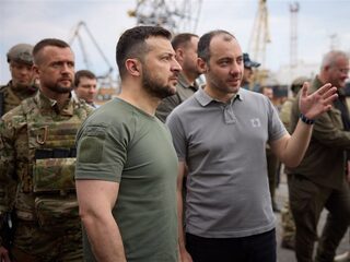 Veel kritiek op fotoshoot Oekraïense president Zelenski in modeblad Vogue