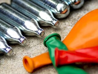 Dollemansrit: 21-jarige rijdt met lachgasballon achter het stuur 170km/u over A27